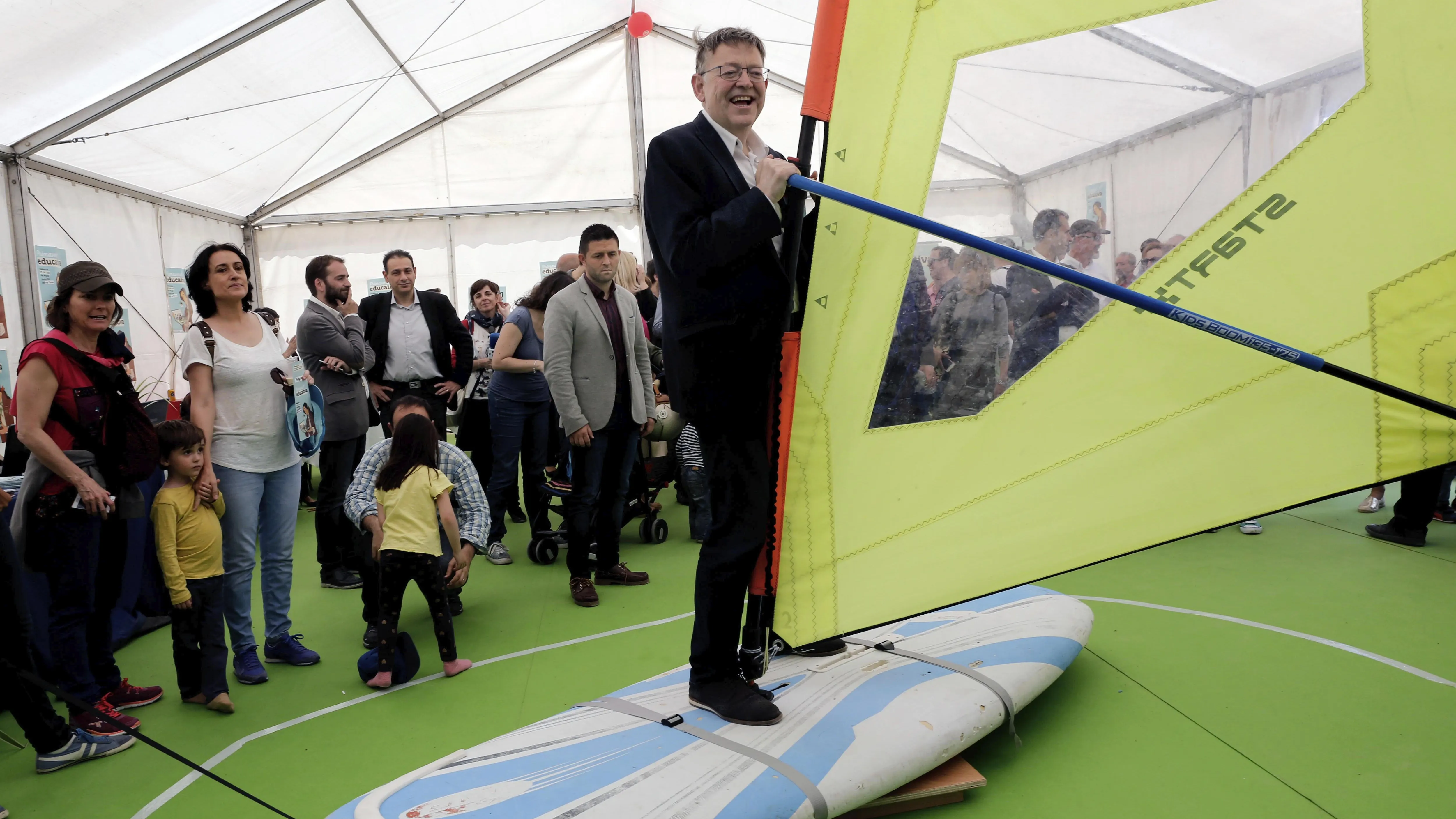 El president de la Generalitat valenciana, Ximo Puig, subido a una tabla de windsurf en el encuentro 'Primavera Educativa'