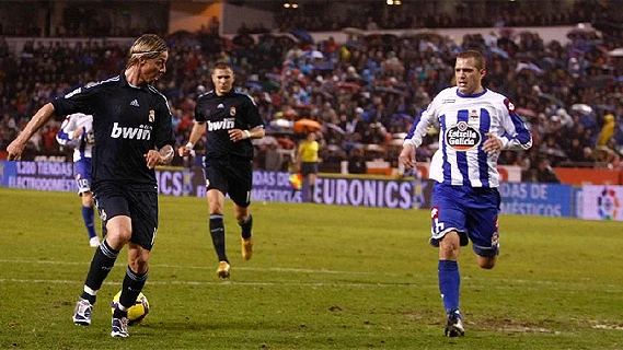 Guti realiza el taconazo que valió la victoria en Riazor