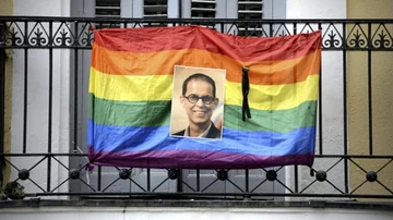 Una bandera arcoiris, en homenaje a Pedro Zerolo