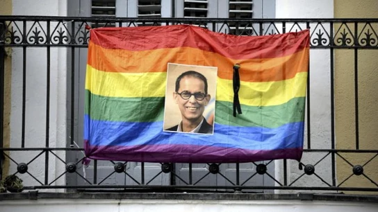 Una bandera arcoiris, en homenaje a Pedro Zerolo Una bandera arcoiris, en homenaje a Pedro Zerolo