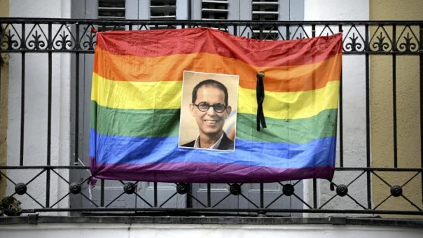 Una bandera arcoiris, en homenaje a Pedro Zerolo