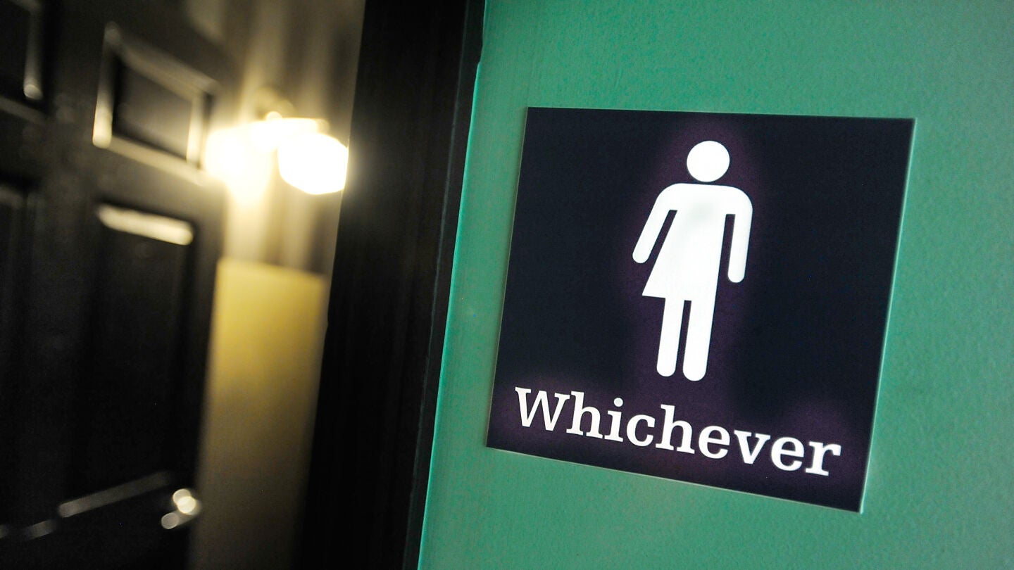 Imagen de un ba&ntilde;o que no identifica 'hombre y mujeres'