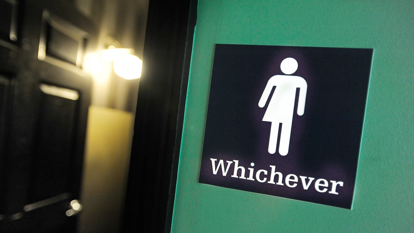 Imagen de un baño que no identifica 'hombre y mujeres' Imagen de un baño que no identifica 'hombre y mujeres'