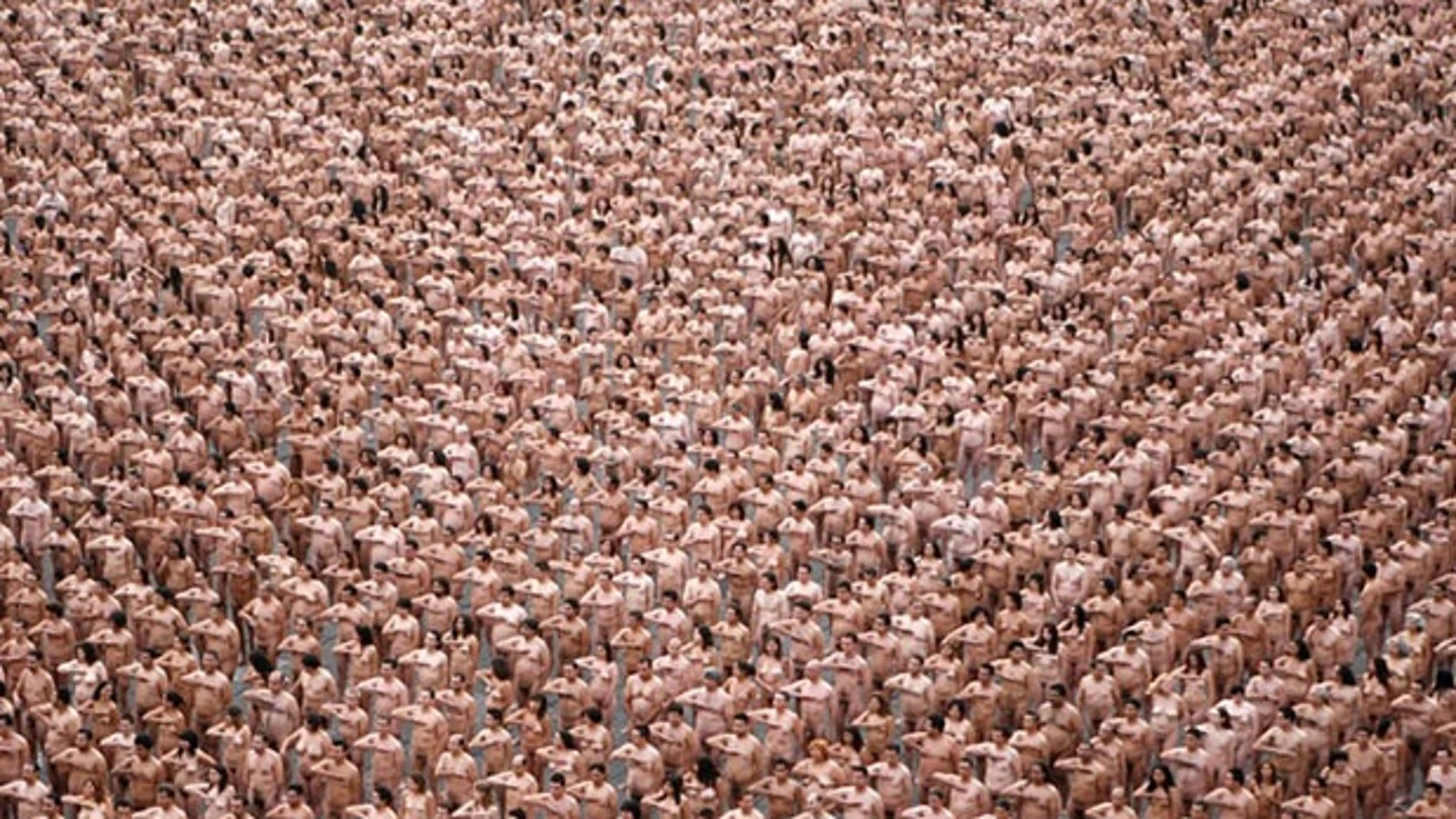 Performance de un grupo de personas desnudas Performance de un grupo de personas desnudas