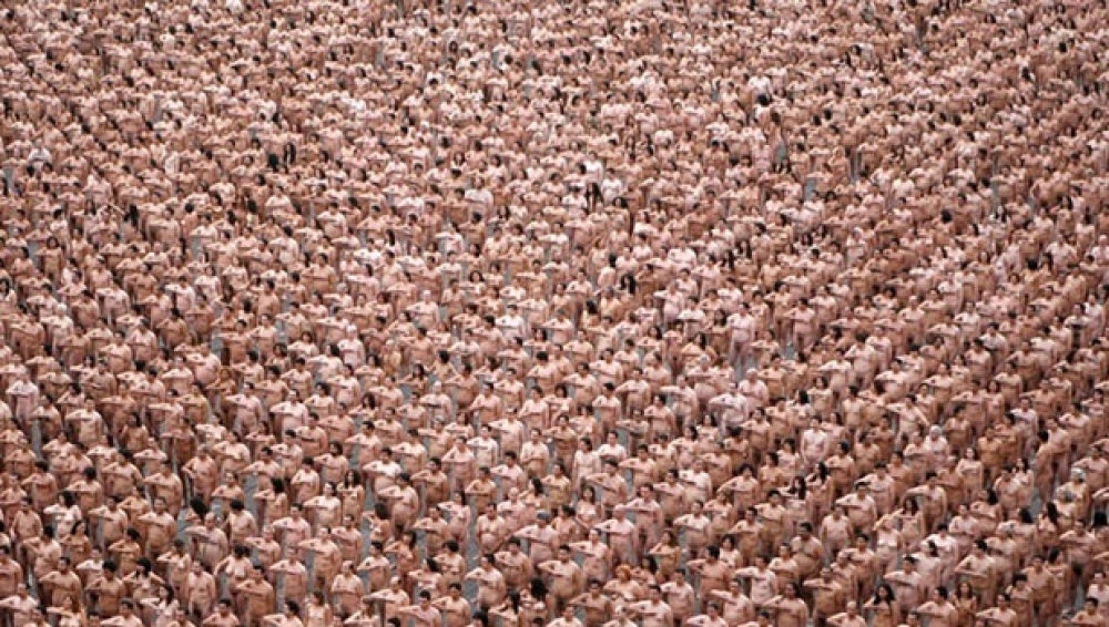Performance de un grupo de personas desnudas