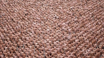 Performance de un grupo de personas desnudas