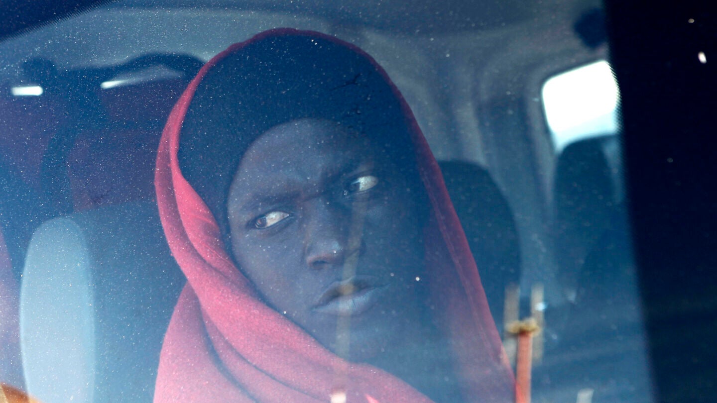 Un inmigrante de origen subsahariano rescatados por Salvamento Mar&iacute;timo cerca de la costa de C&aacute;diz.