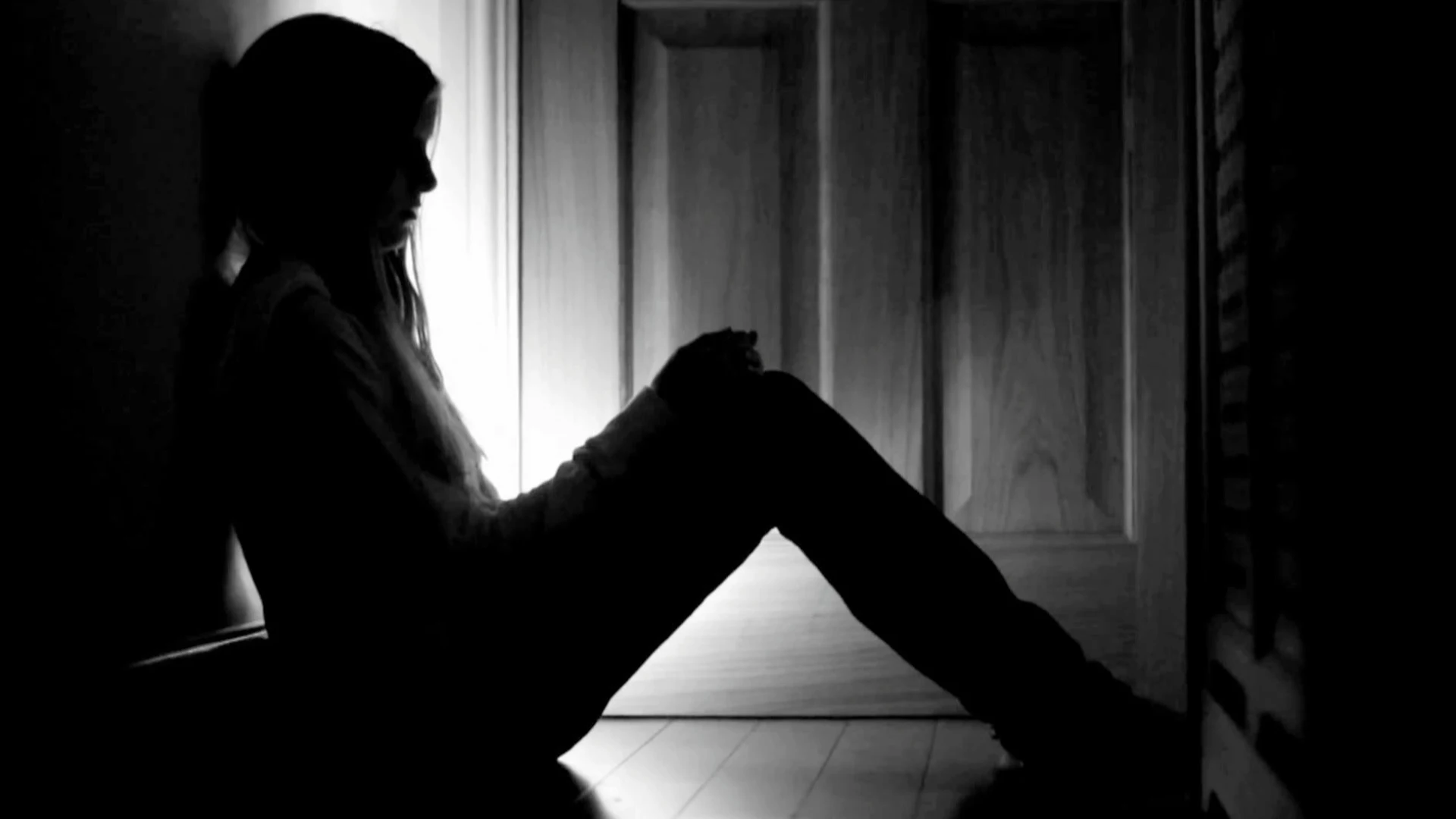 Una joven sentada sobre el suelo Una joven sentada sobre el suelo