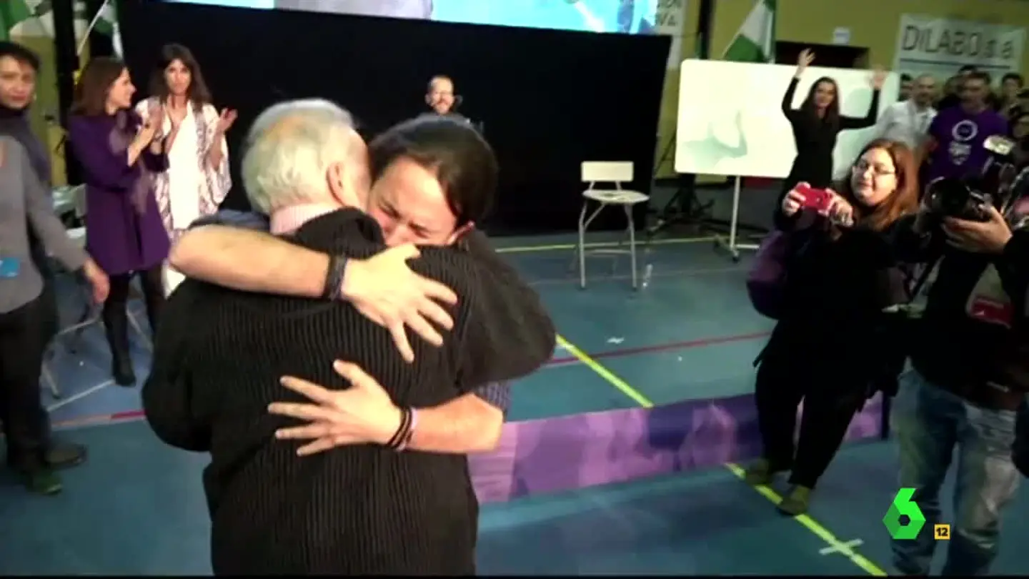 El caluroso abrazo entre Anguita y Pablo Iglesias El caluroso abrazo entre Anguita y Pablo Iglesias