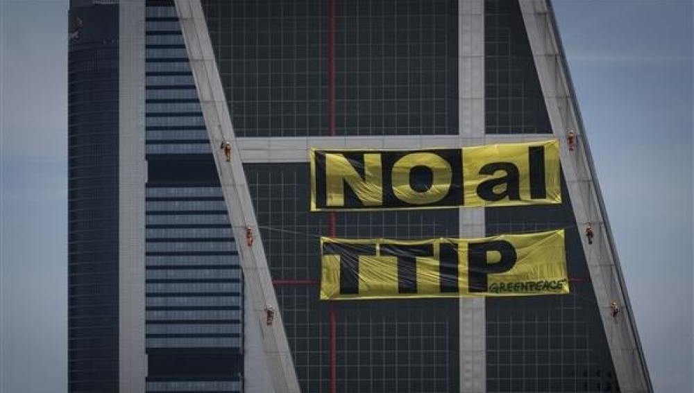 Pancarta de Greenpeace protestando contra el TTIP en las Torres Kio