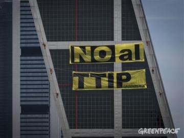 Pancarta de Greenpeace protestando contra el TTIP en las Torres Kio Pancarta de Greenpeace protestando contra el TTIP en las Torres Kio