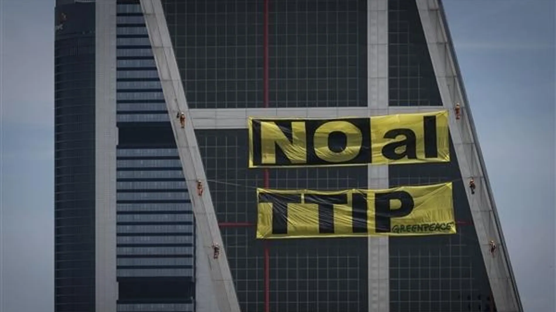 Pancarta de Greenpeace protestando contra el TTIP en las Torres Kio