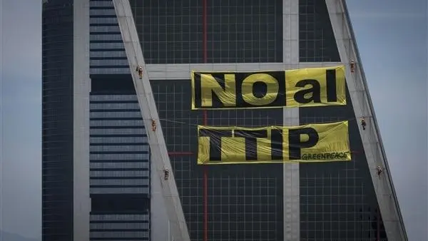 Pancarta de Greenpeace protestando contra el TTIP en las Torres Kio