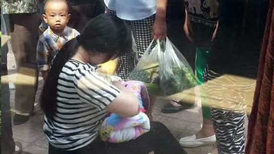Imagen de la mujer amamantando al bebé Imagen de la mujer amamantando al bebé