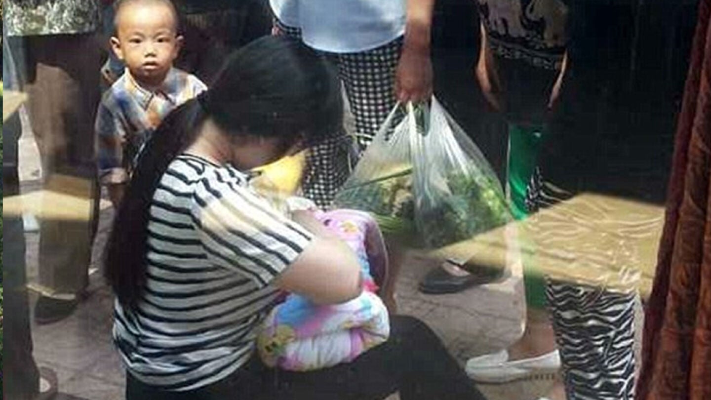 Imagen de la mujer amamantando al beb&eacute;