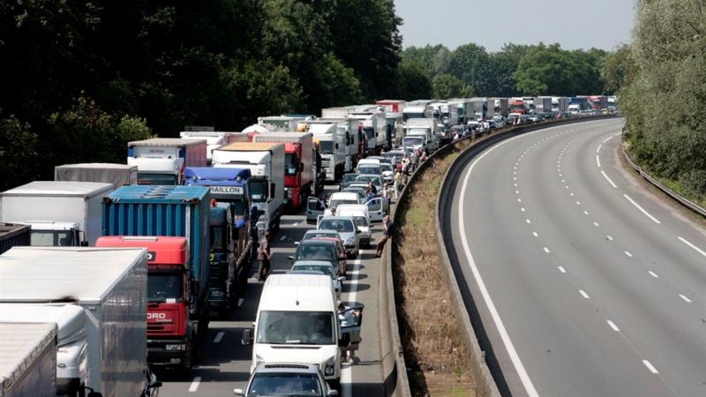 Un grupo de camioneros franceses del distrito de Nord-Pas de Calais bloquea una carretera durante una manifestaci&oacute;n en las afueras de Lille