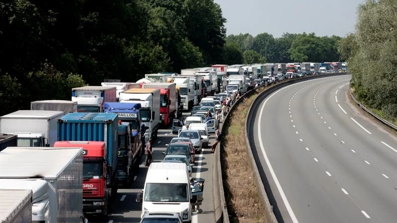 Un grupo de camioneros franceses del distrito de Nord-Pas de Calais bloquea una carretera durante una manifestación en las afueras de Lille