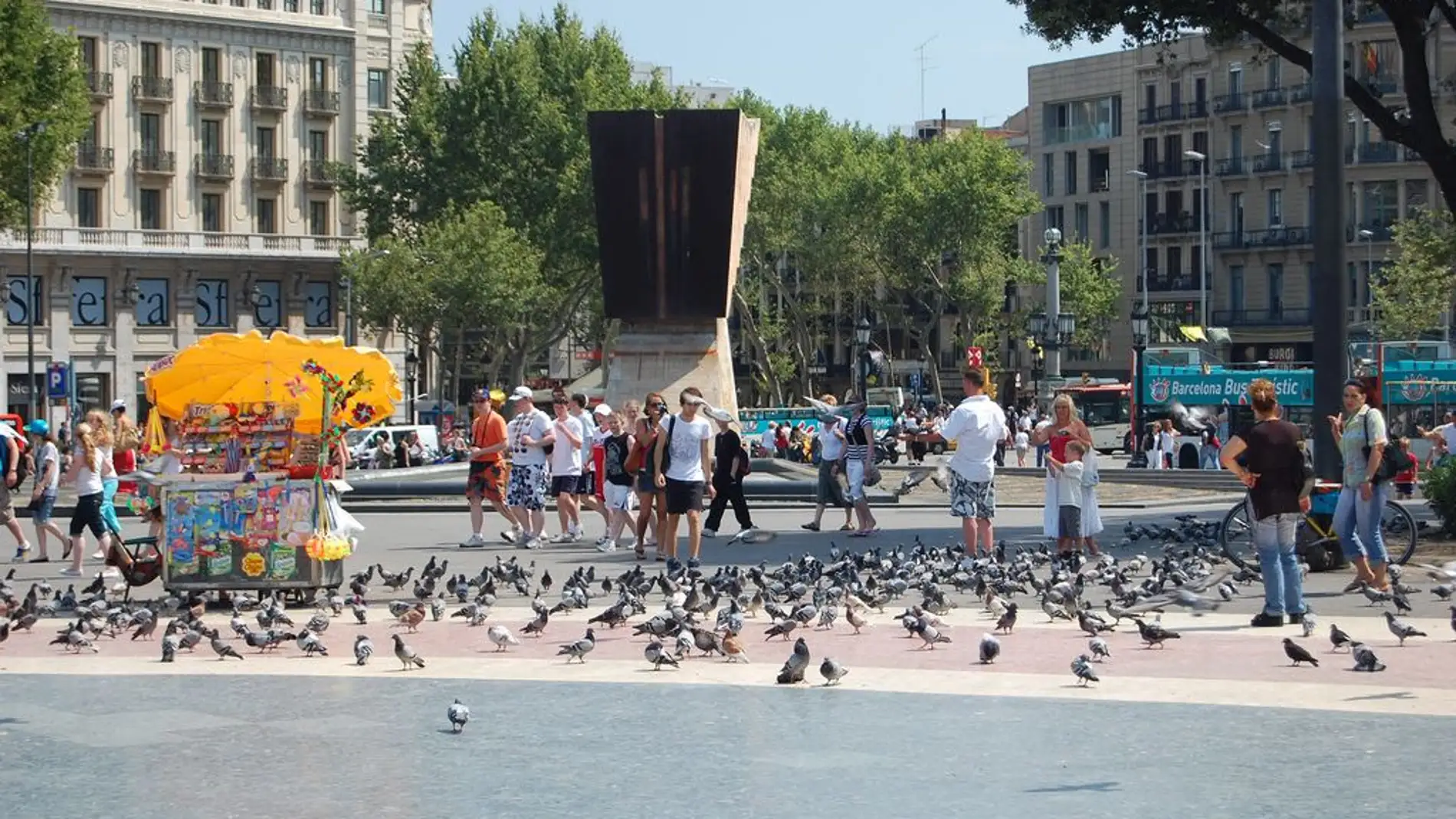 Palomas en la Plaza Cataluña de Barcelon