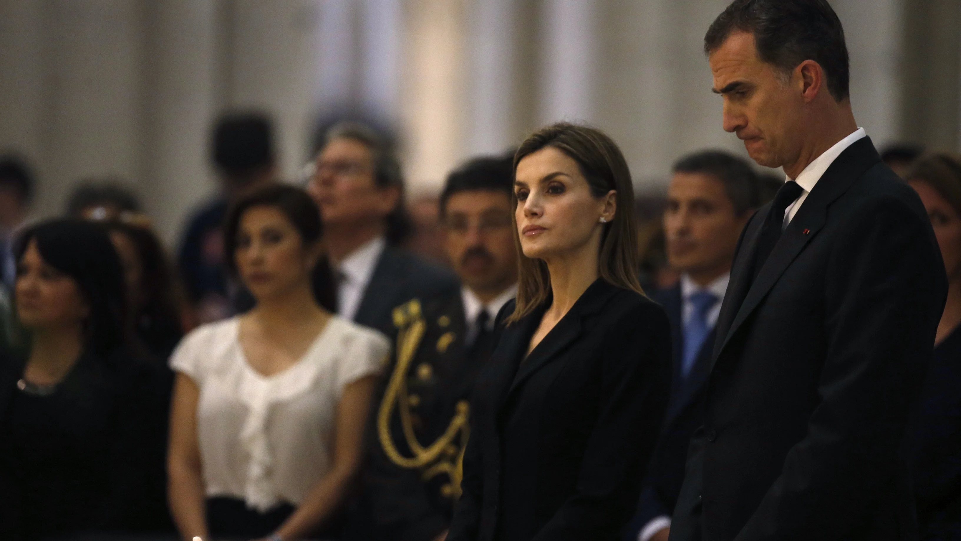 los reyes en el funeral por las víctimas del teremoto de Ecuador