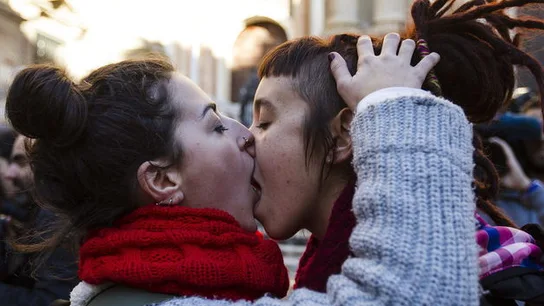 El colectivo LGTB se besa como protesta El colectivo LGTB se besa como protesta