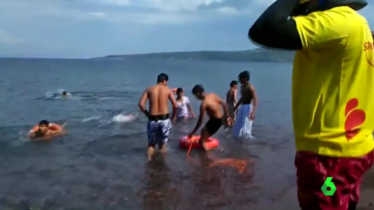 Menores afganos en el mar