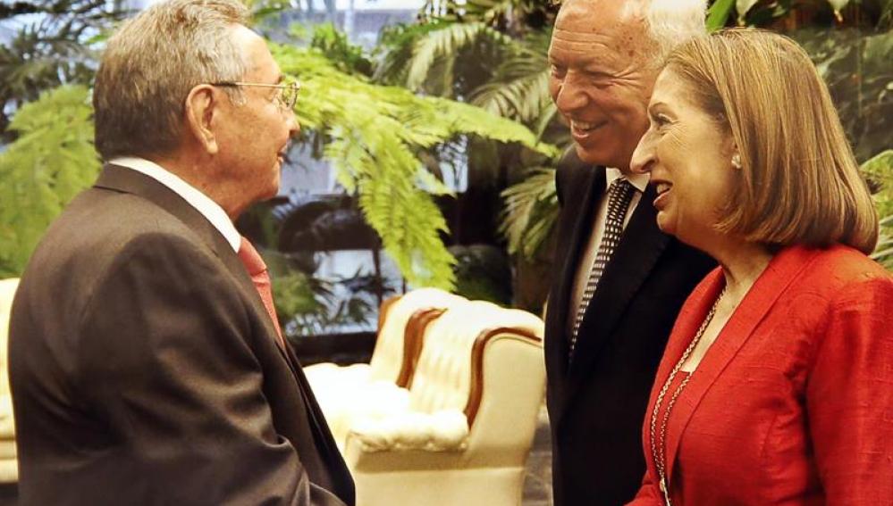 Margallo y Ana Pastor con Raúl Castro