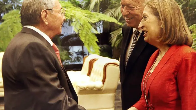 Margallo y Ana Pastor con Raúl Castro