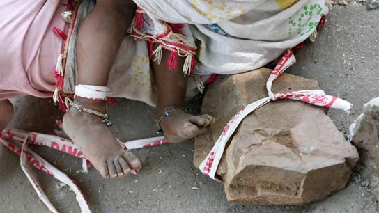 Imagen de los pies atados de la pequeña Imagen de los pies atados de la pequeña