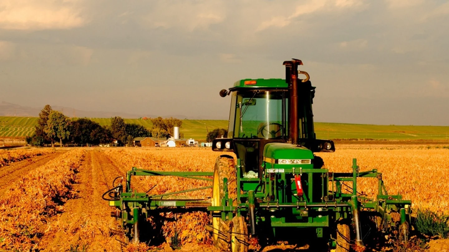 Imagen de un tractor arando Imagen de un tractor arando