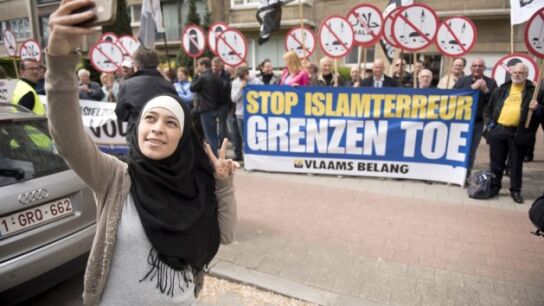 Zakhia Belkhiri protesta frente a una manifestaci&oacute;n islam&oacute;foba