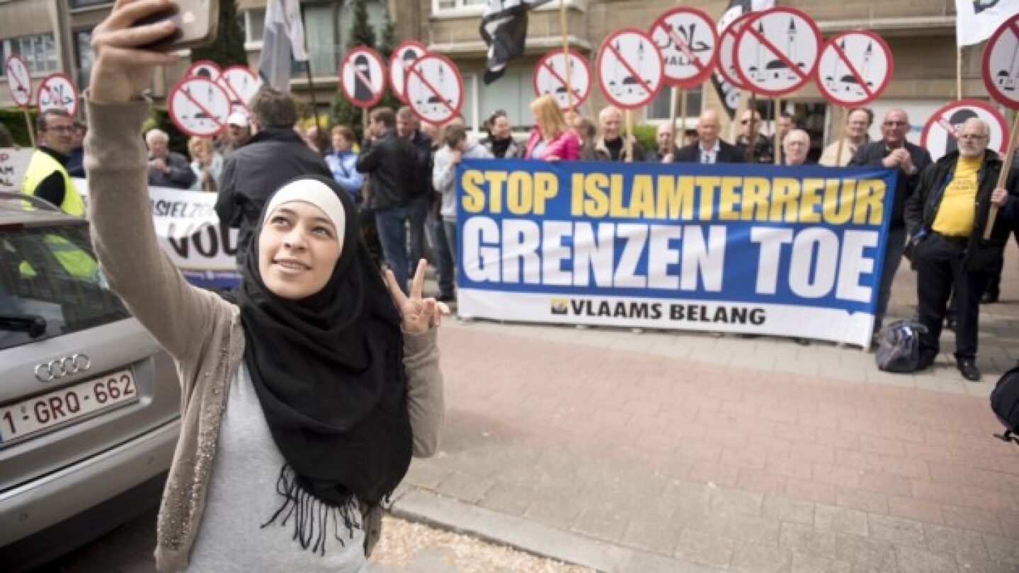 Zakhia Belkhiri protesta frente a una manifestaci&oacute;n islam&oacute;foba