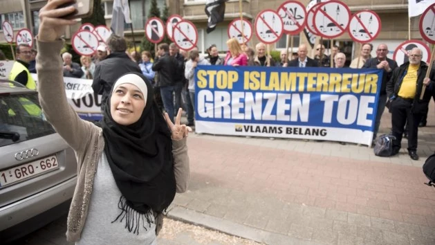 Zakhia Belkhiri protesta frente a una manifestación islamófoba