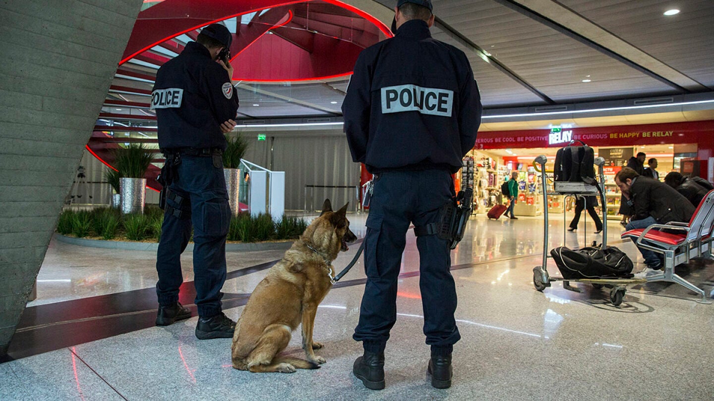Agentes en el aeropuerto de Par&iacute;s