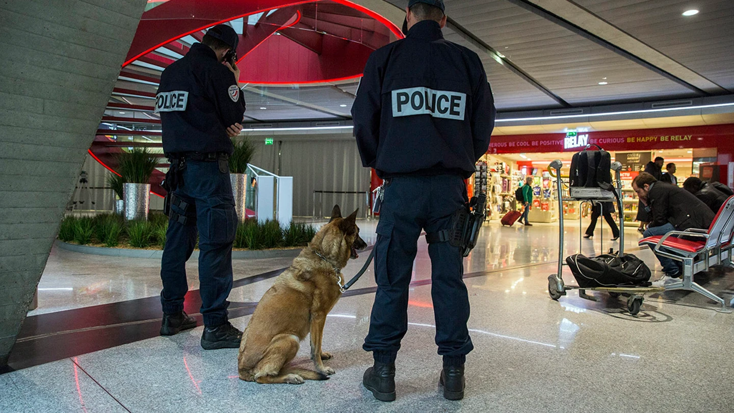 Agentes en el aeropuerto de París Agentes en el aeropuerto de París