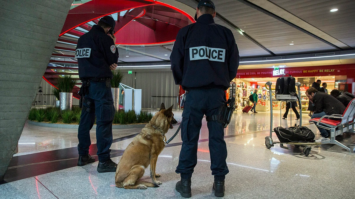 Agentes en el aeropuerto de París