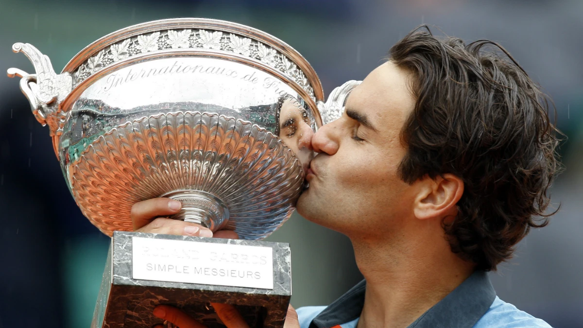 Roger Federer besa el trofeo de ganador de Roland Garros en 2009 Roger Federer besa el trofeo de ganador de Roland Garros en 2009