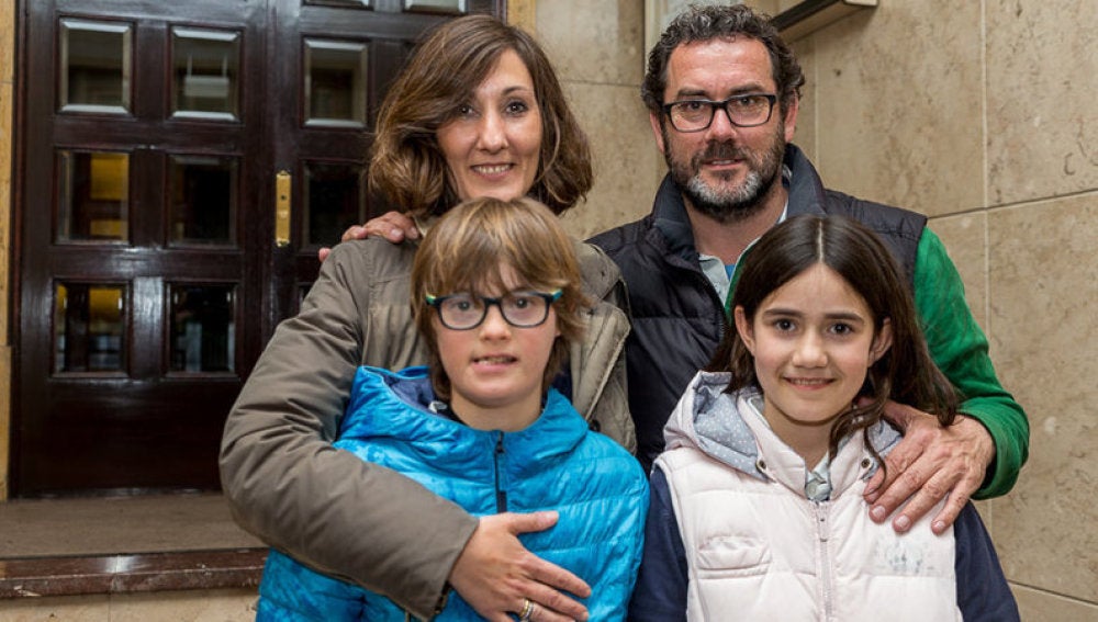 Marcos, el niño de 12 años con Síndrome de Down, posa junto a su familia