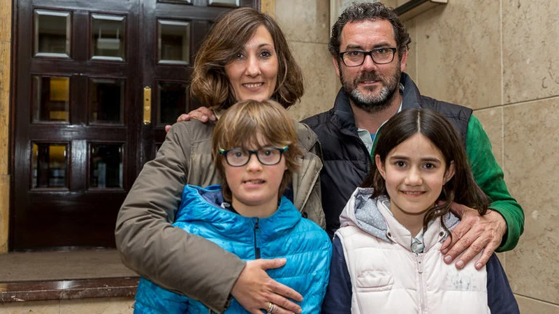 Marcos, el niño de 12 años con Síndrome de Down, posa junto a su familia