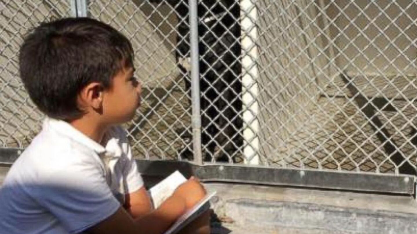 Jacob leyendo a un perro abandonado