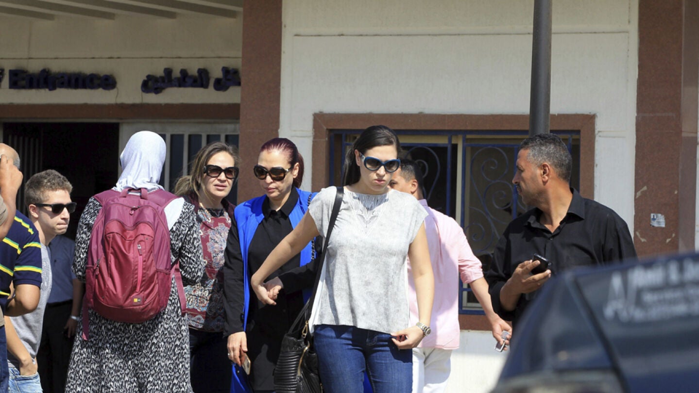 Familiares de las v&iacute;ctimas en el aeropuerto de El Cairo