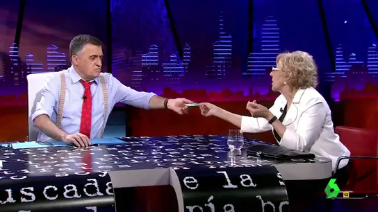Carmena regala un cenicero a Wyoming Carmena regala un cenicero a Wyoming