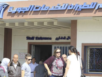 Familiares del avión estrellado en el aeropuerto de El Cairo Familiares del avión estrellado en el aeropuerto de El Cairo