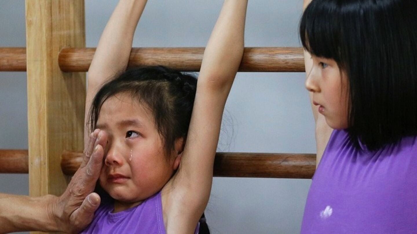 Una ni&ntilde;a llora en un entrenamiento