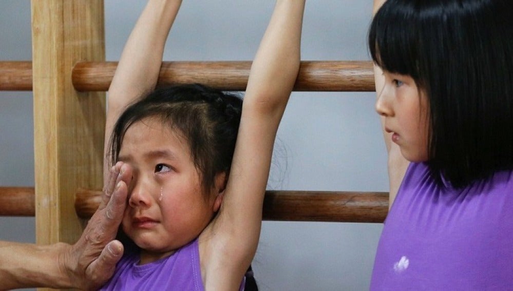 Una niña llora en un entrenamiento