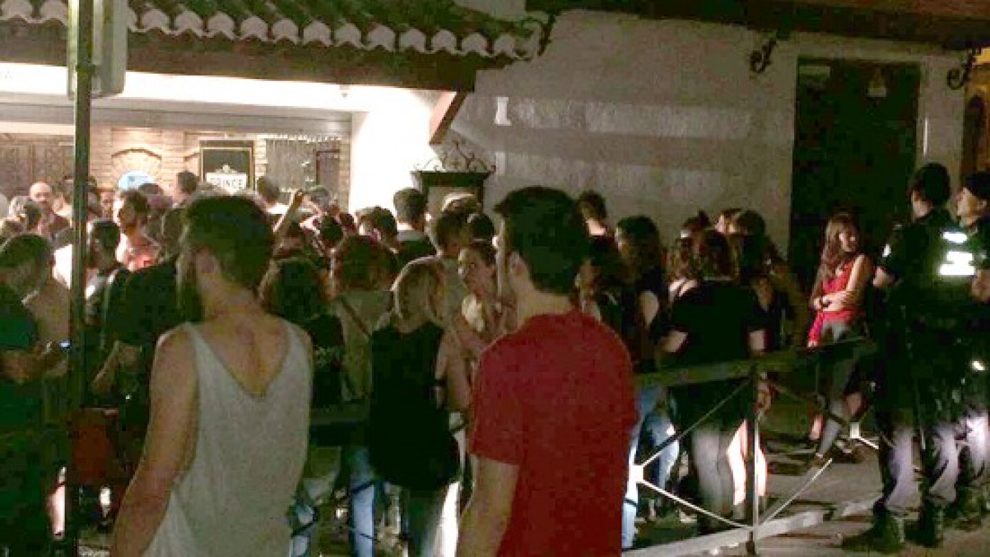 Los asistentes se agolpan en las inmediaciones de la sala