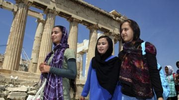 Varias niñas refugiadas visitan la antigua Acrópolis en Atenas, Grecia