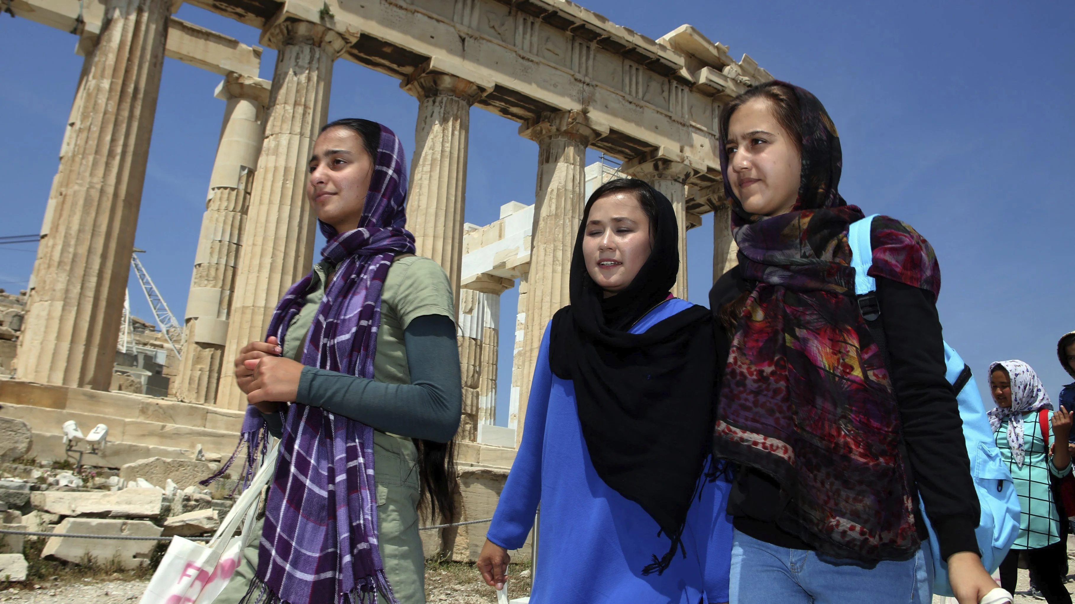 Varias niñas refugiadas visitan la antigua Acrópolis en Atenas, Grecia