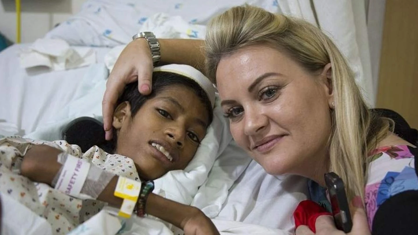 La mujer con el niño tras l aoperación La mujer con el niño tras l aoperación