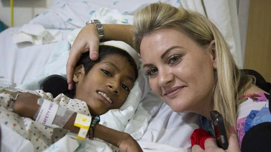 La mujer con el ni&ntilde;o tras l aoperaci&oacute;n