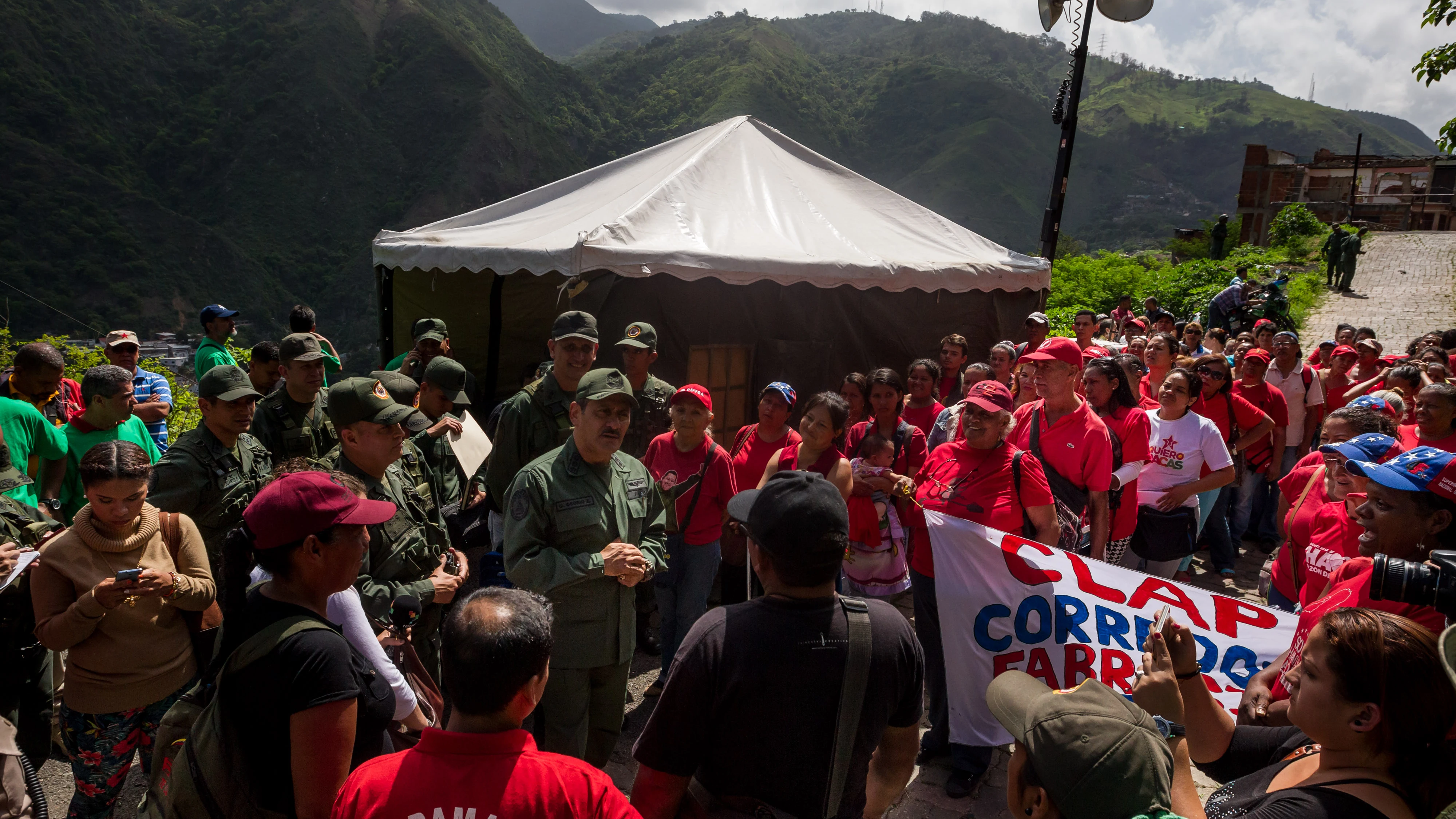 Máxima tensión en Venezuela con los ejercicios militares ordenados por Maduro y las manifestaciones de la oposición